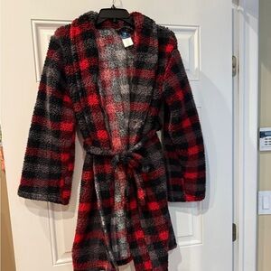 Boys, red and black robe size extra large 16/18